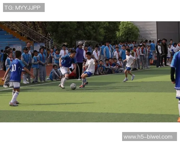 绿茵场上逐梦行球韵诗情共此生 绿茵场上逐梦行球韵诗情共此生